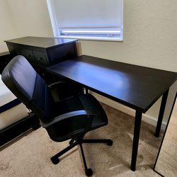 Desk table and chair combo. Excellent Condition. Litter Used. Combo mesa de escritorio con silla.