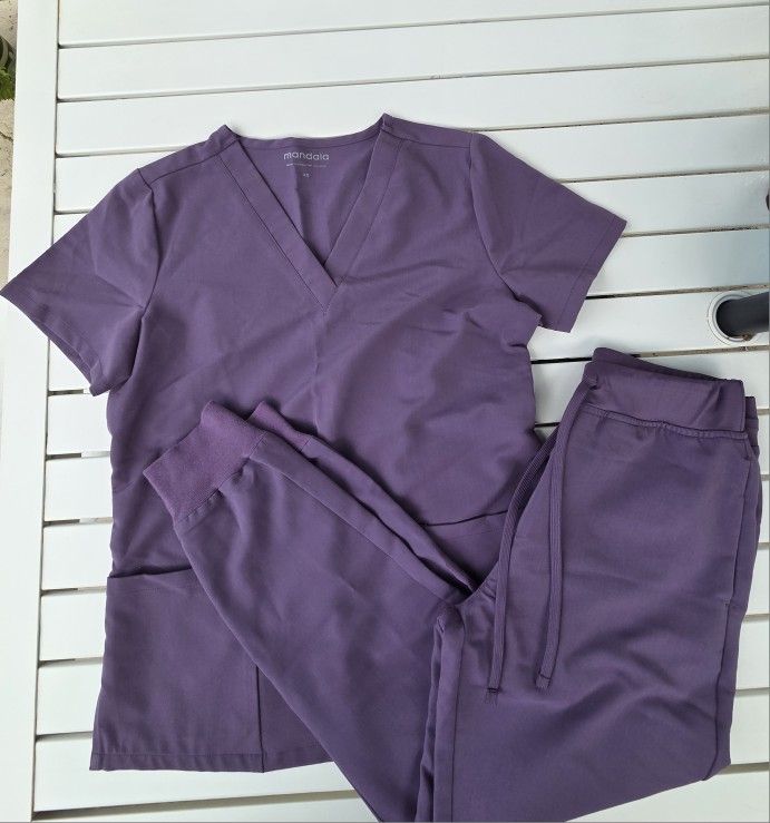Mandala Women's Scrub set 6 Pocket Top Deep Dewberry Top Size XS 11 Pocket Joggers Deep Dewberry Pants Size
PETITE XS PO 11B