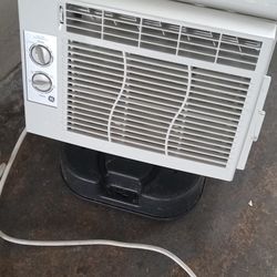 GE 5,000 BTU Air conditioning unit.
