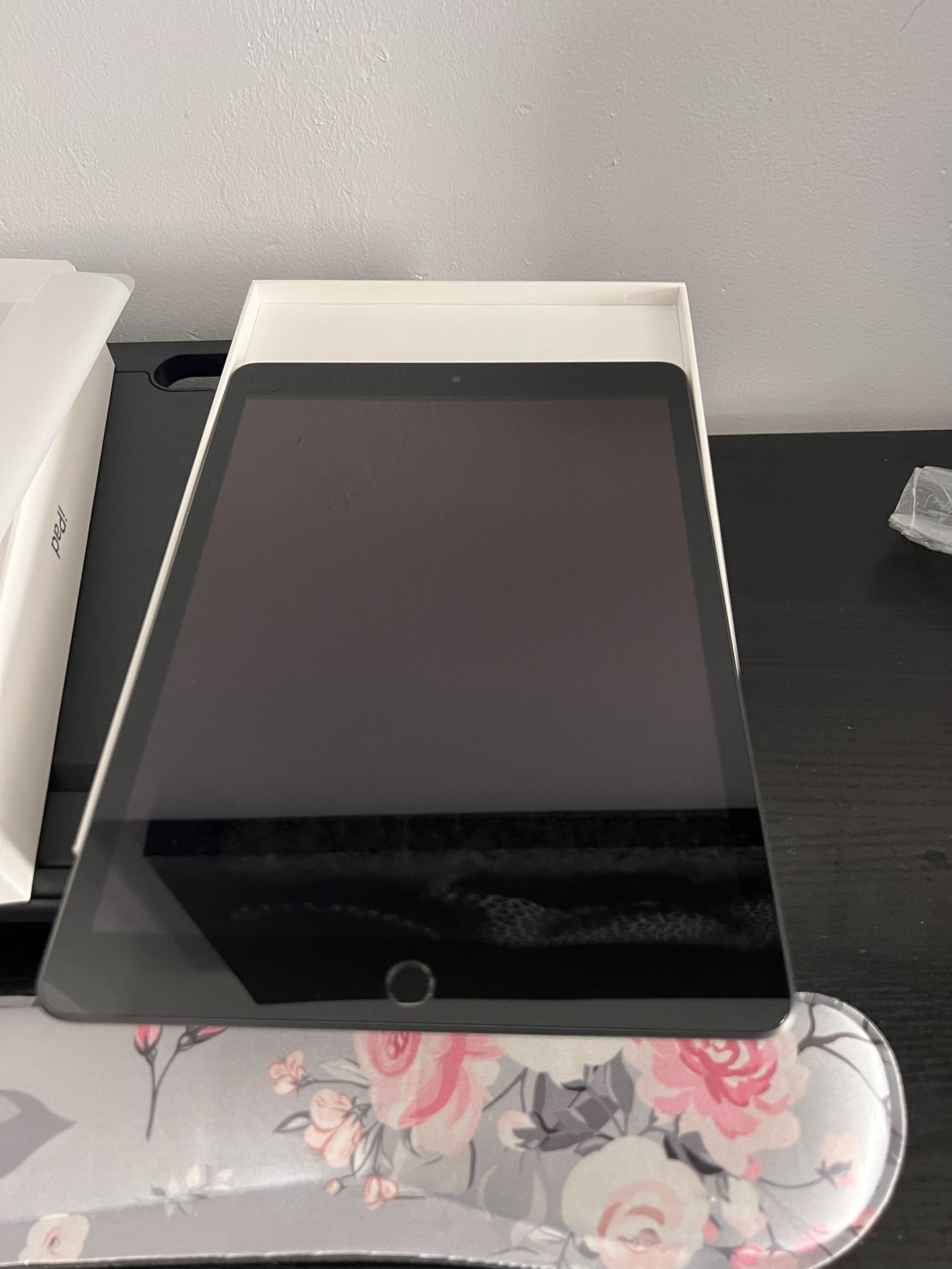 iPad 9th Generation. Comes With Pen N Keyboard
