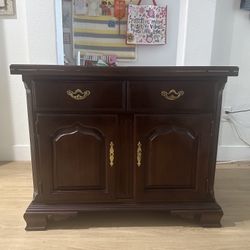 Cherry wood Thomas antique.\Open bar.