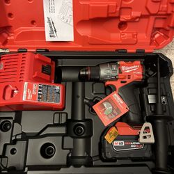 *NEW* Milwaukee M18 Fuel Brushless 1/2” Hammer drill kit with (1) 5.0Ah Battery and charger