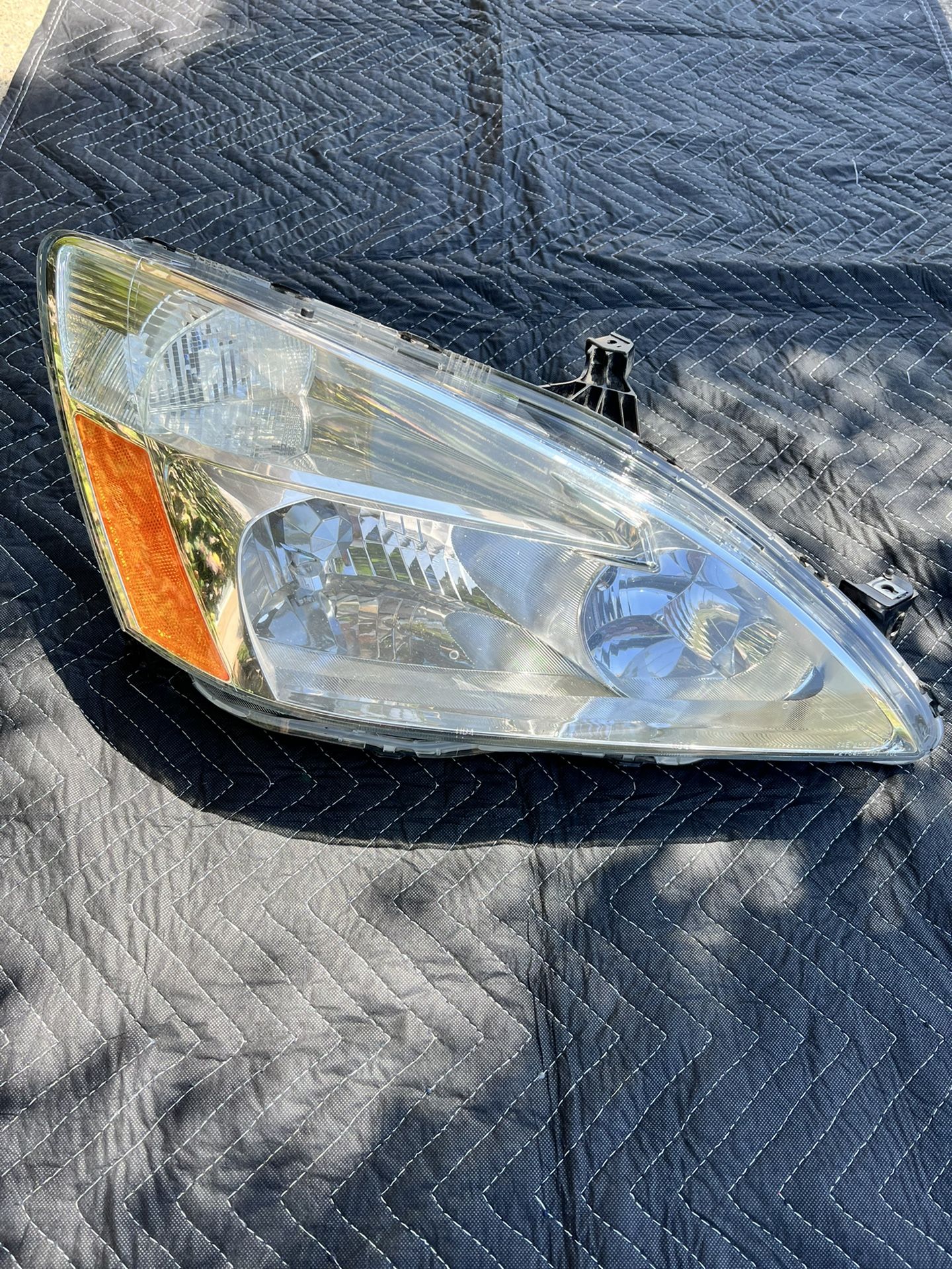 2005 Honda Accord Headlight (right)
