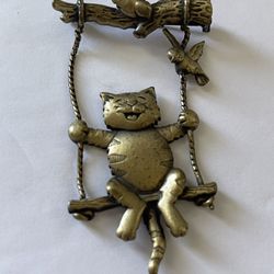 JJ Jonette Vintage Cat on Swing Animal Kitsch Large Goldtone Brooch Pin