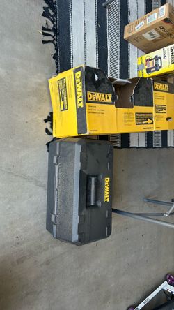 Dewalt chainsaw kit box