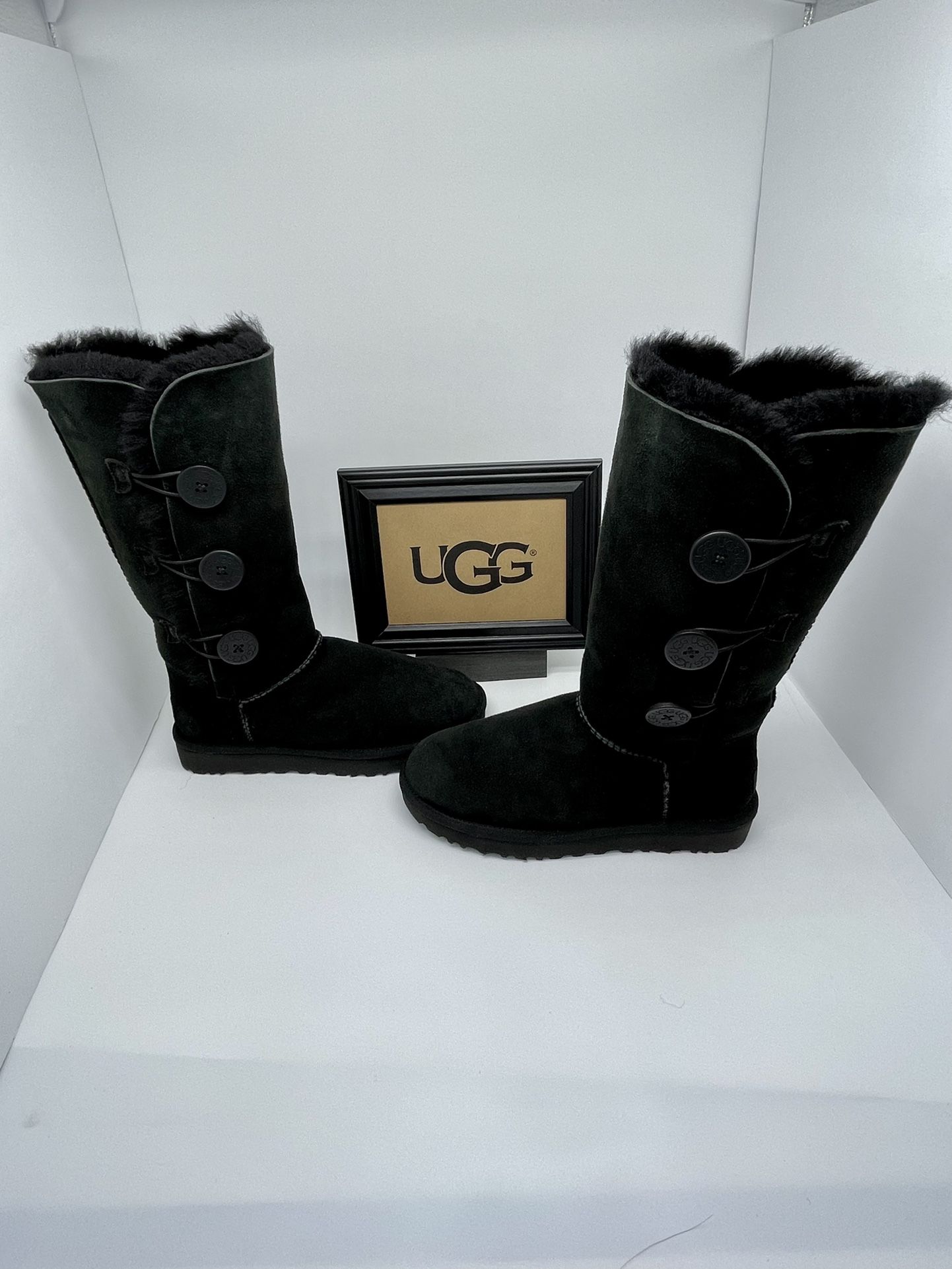 New: UGG Woman’s Triple Bailey Button Size 7
