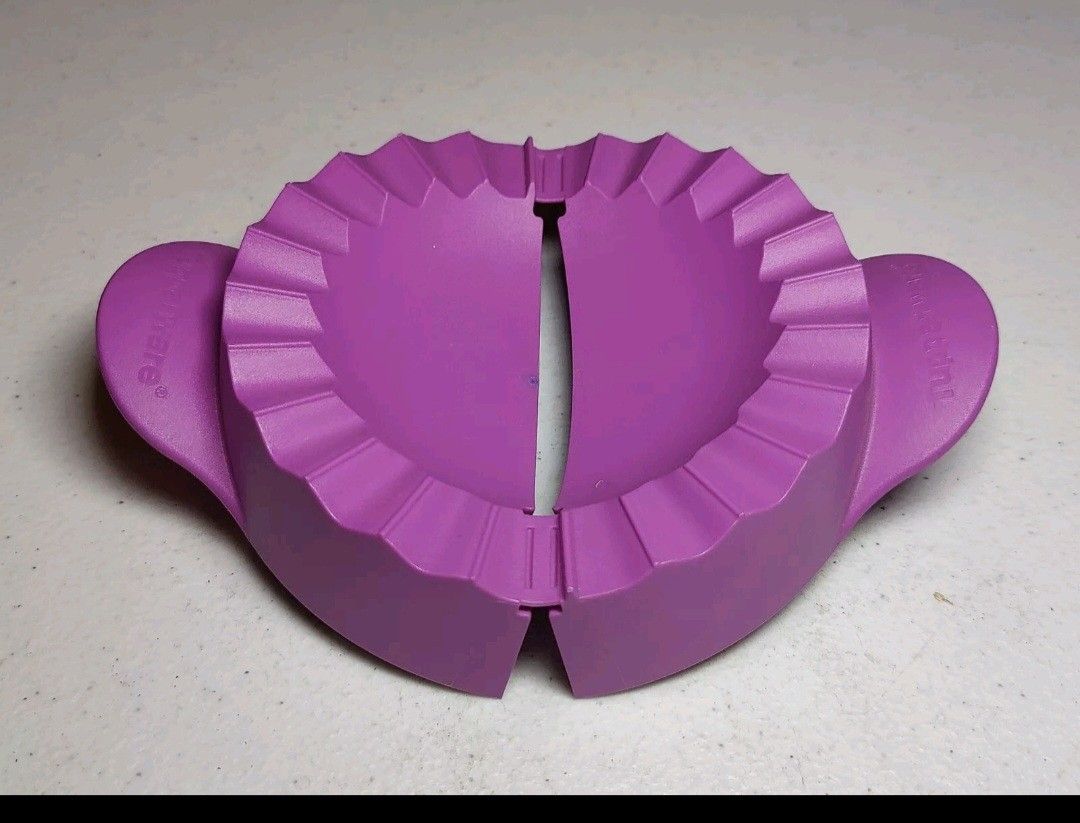 Tupperware Hot Pocket Empanada Dumplin Pie Maker