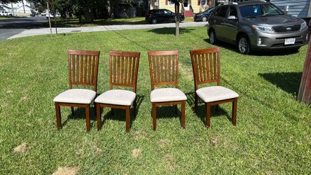 Set a four dining room chairs