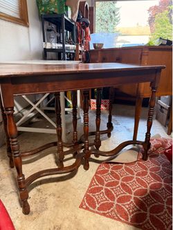 Drop leaf gateleg table