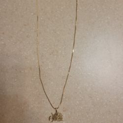 14 K Gold Mom Necklace With Pendant.  Weight Is 3.5 Grams