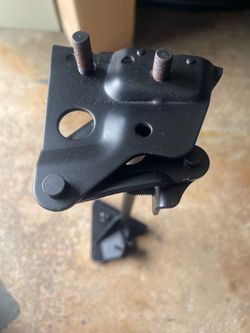 2003-2007 Nissan Murano: Dorman 924-227 steel replacement bracket for the front driver's (left) seat. Sold as is.