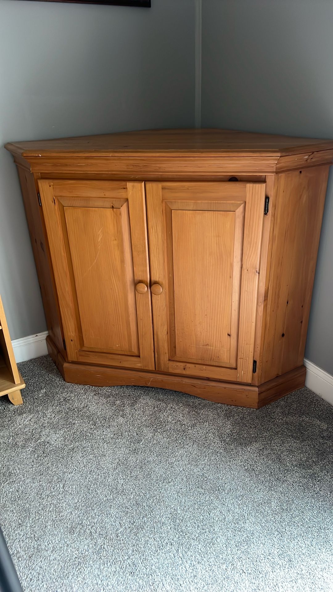 Corner Hutch