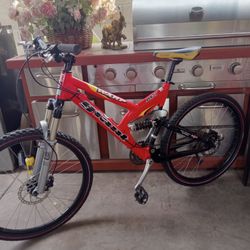 BIKE GIANT WARP DS 1 HYDRAULIC DISC BRAKES FRAME SIZE MEDIUM TIRES SIZE 26