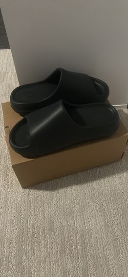 Yeezy slides size 10