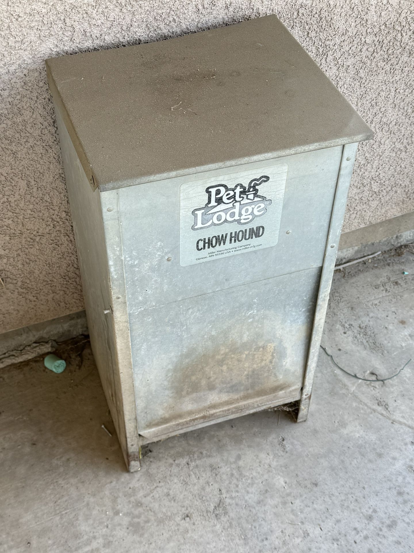 Dog Feeder