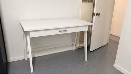 42” white desk like new