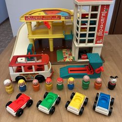 Vintage Fisher Price Little People 930 Parking Ramp-Service Center-Parking Garage, Cars, People, Minibus  