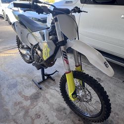 2023 Husqvarna FC250 - LIKE NEW - Low Hours (11.1)