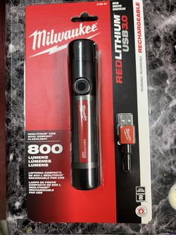 Milwaukee 800 Lumens Rechargeable Light
