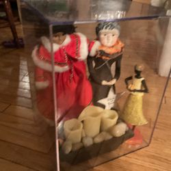 A Nice Glass (plastic) With A Doll, A Fingering And A Fountain Inside The Glass. Gorgeous (NO SHIPPING)