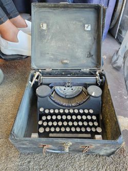 Underwood Vintage Portable Typewriter with Case