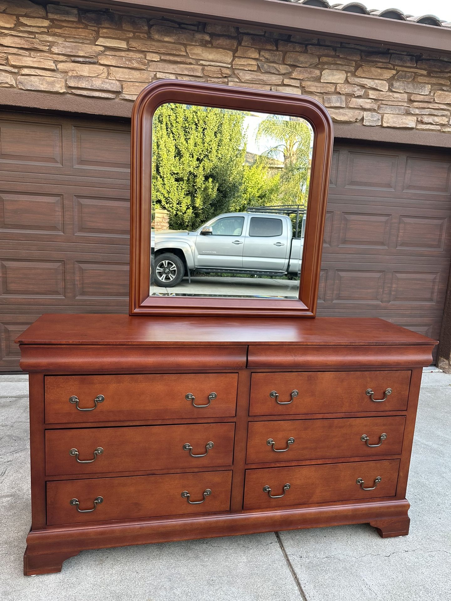 Solid wood 8-drawer dresser with mirror