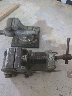 2 small bench vices