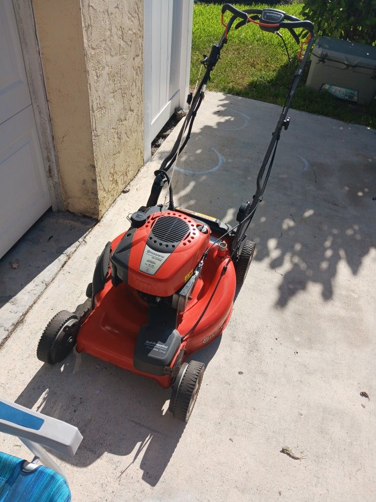 Husqvarna Gas Self Propel Lawn Mower Been Serviced Has New Carb 160 Firm This 899 Mower