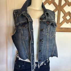 Women’s Levi’s vest xl 