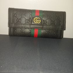 Women's wallet with iconic logo