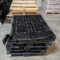 Broken/chipped Plastic Pallets