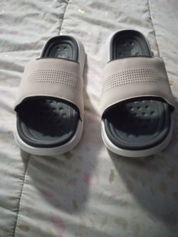 Men's Size 9 Under Armour Slides