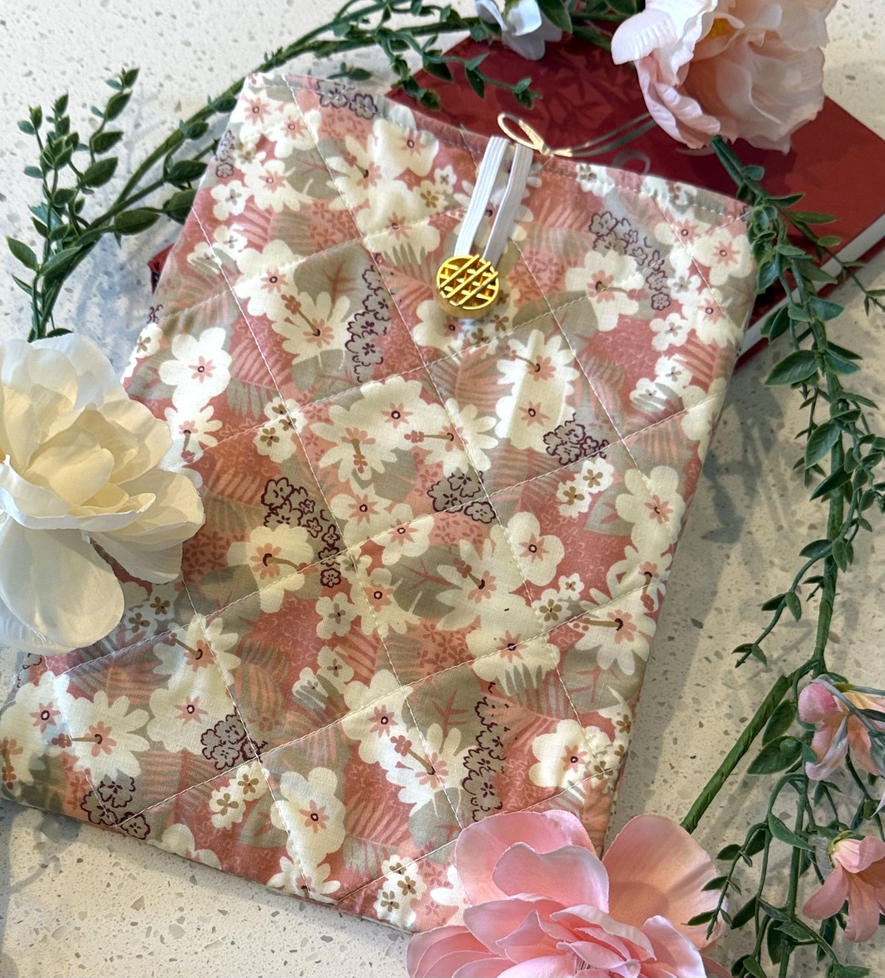 Book Kindle Sleeve Bag Cover 10.5 X 8in Vintage Floral Retro Fabric Padded Quilted NEW Handmade Lined Bags. Cottage shabby Chic Style Gift Gifts Prese