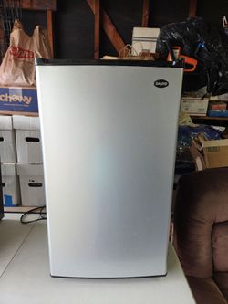 Sanyo 3.7 cu ft Refrigerator Eclipse Series
