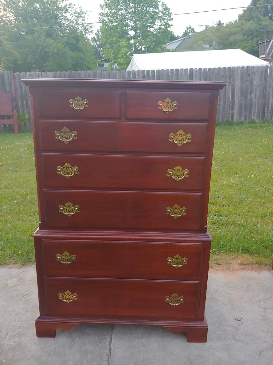 Dresser in Excellent condition Cherry Wood