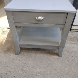 One End Table Or Night Stand Measurements In Pictures $40 Cash Only Pick Up Only In Bakersfield In The 93308 Area No Holds