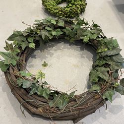Wreaths For Holiday Decorating