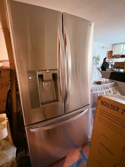 LG LFX25991ST/02 is a 36-inch, 24.6 cubic foot counter-depth French door refrigerator