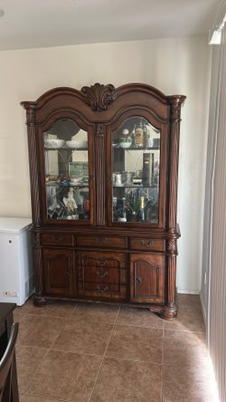 China cabinet Very Good Condition. New 