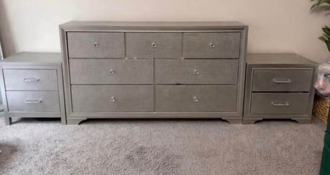 Gray crocodile dresser set