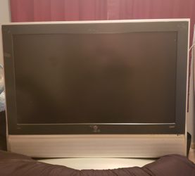 37 in. Vizio TV for sale