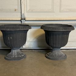 2 Outdoor Garden Pots 