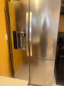 LG Thin Q Fridge w/ Ice Machine