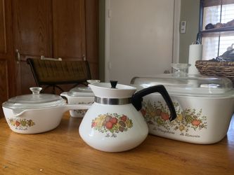 Pyrex kitchen ware