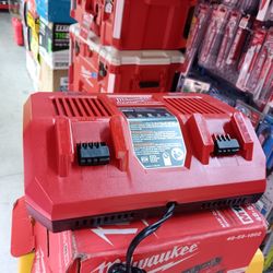 MILWAUKEE M18 FAST CHARGER 
