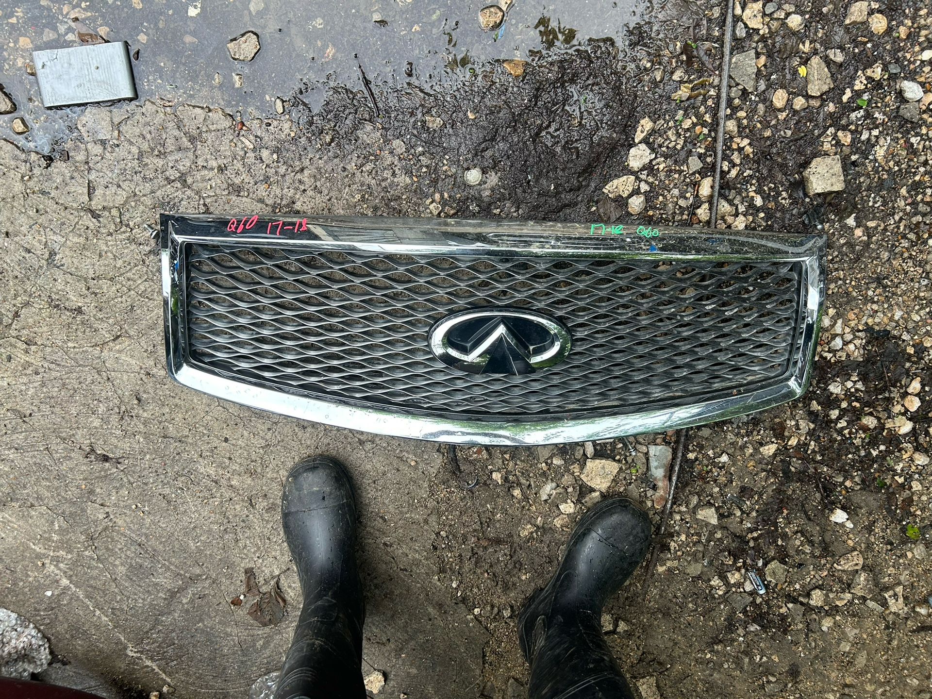 2017-18 INFINITI Q60 GRILLE W CAMARA OEM