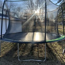 14 Ft Round Trampoline With Safe Net