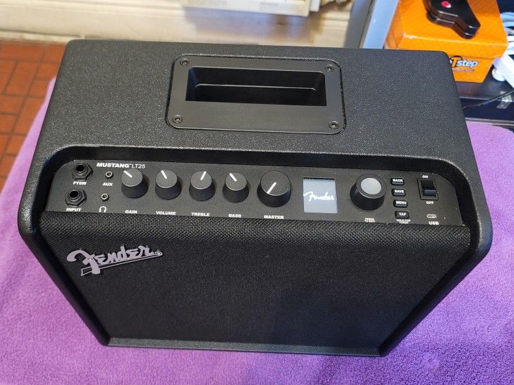 FENDER MUSTANG LT25 MODELING COMBO GUITAR AMPLIFIER 25 WATTS
IN BLACK COLOR.