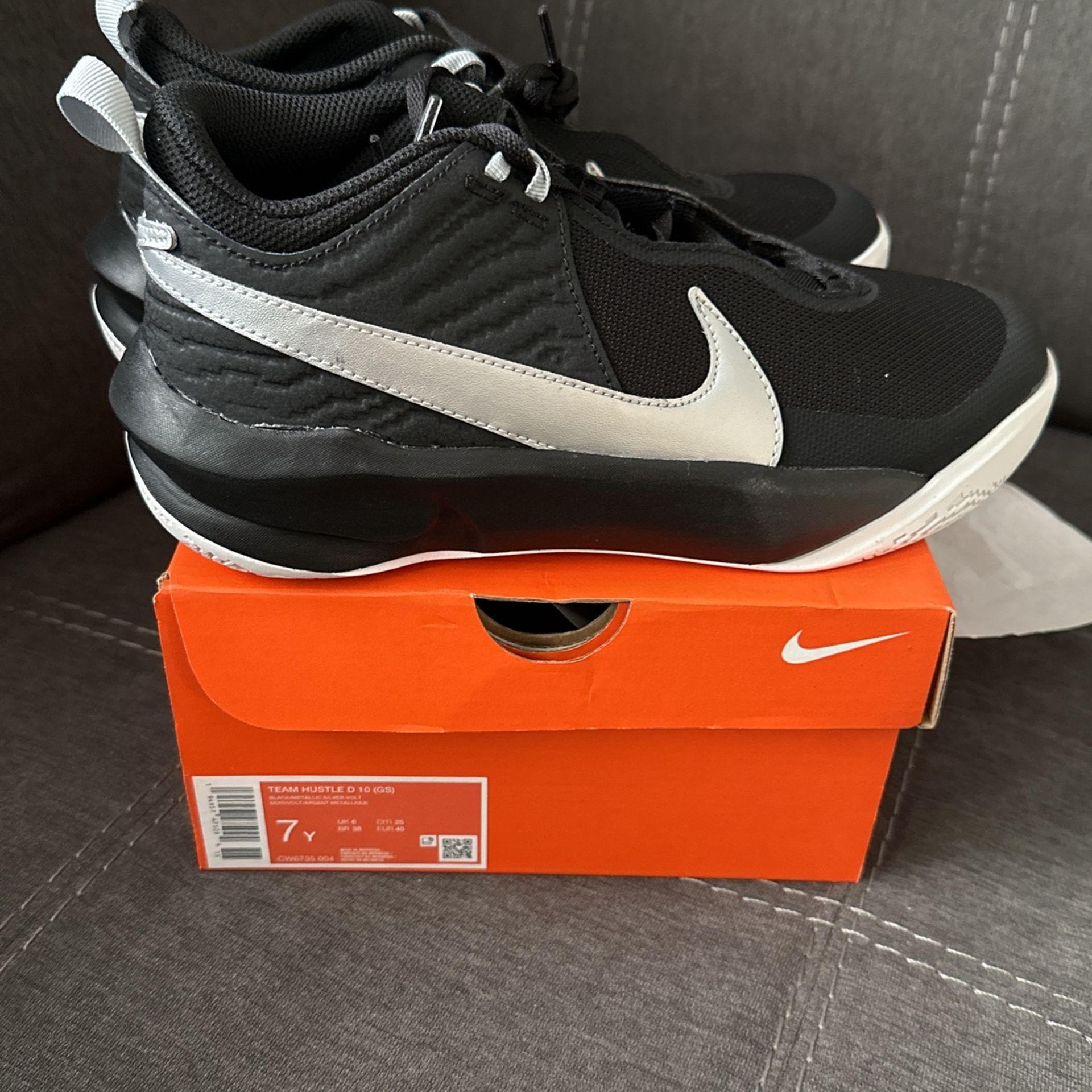 Nike Team Hustle D 10 (GS) Sz 7 