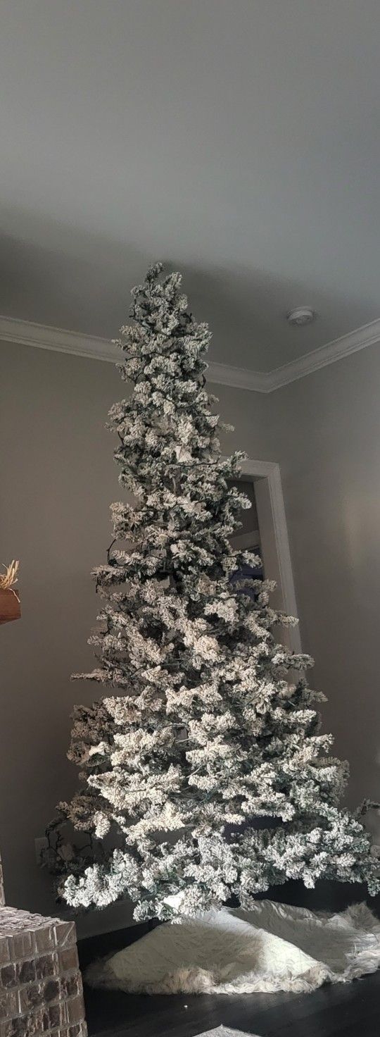 10 Foot Flocked ARTIFICIAL Christmas TREE With Storage Bag.